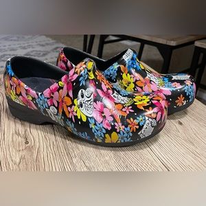 Cherokee Anywear nurse clogs, multi color floral size 6 women